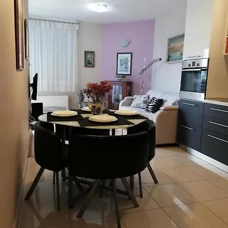 Near Reno With Private Parking Daire