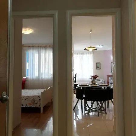 Near Reno With Private Parking Apartment Split