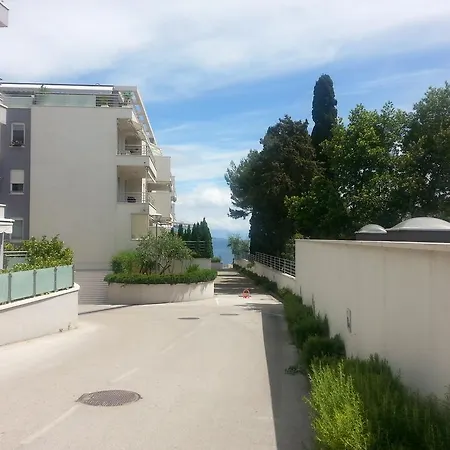 Near Reno With Private Parking Apartment Split
