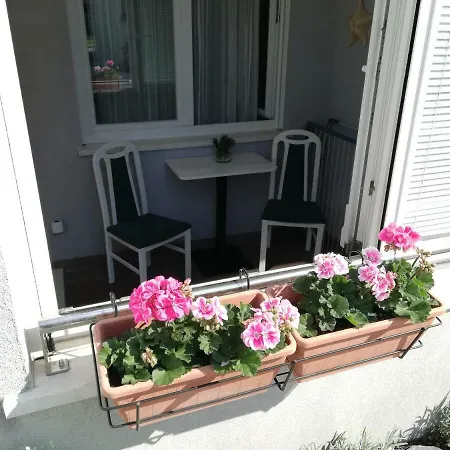 Near Reno With Private Parking Apartment