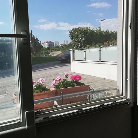 Near Reno With Private Parking Apartment *